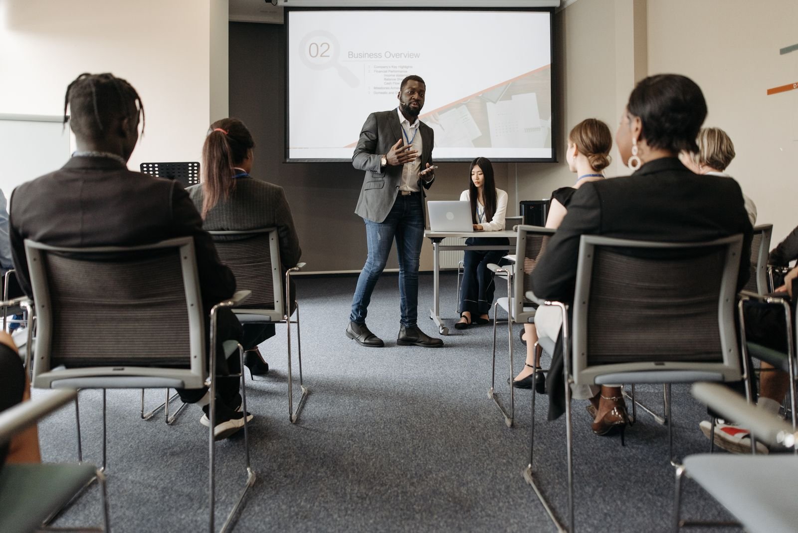A practitioner instructor presenting to a full auditorium